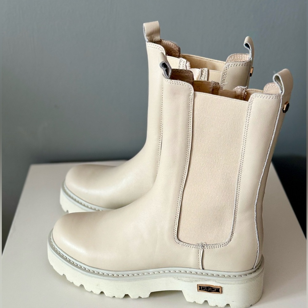 CULT Logo Detailed  Women’s Ankle Boots. Off White. Size:8 .